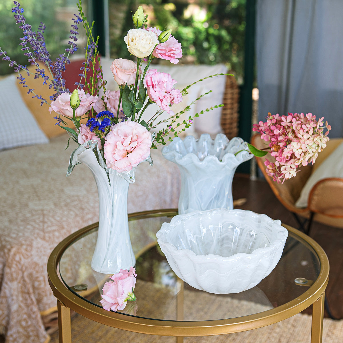 Onda Glass White Twisted Flower Vase