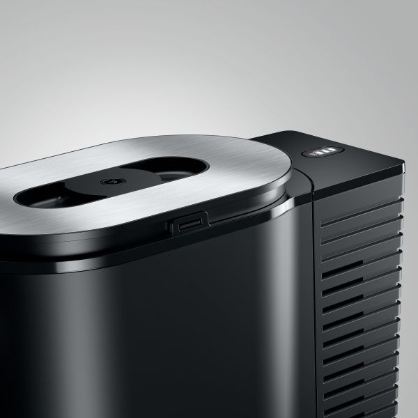 Zoomed in view of Cool Control Black (2.5L) locking lid
